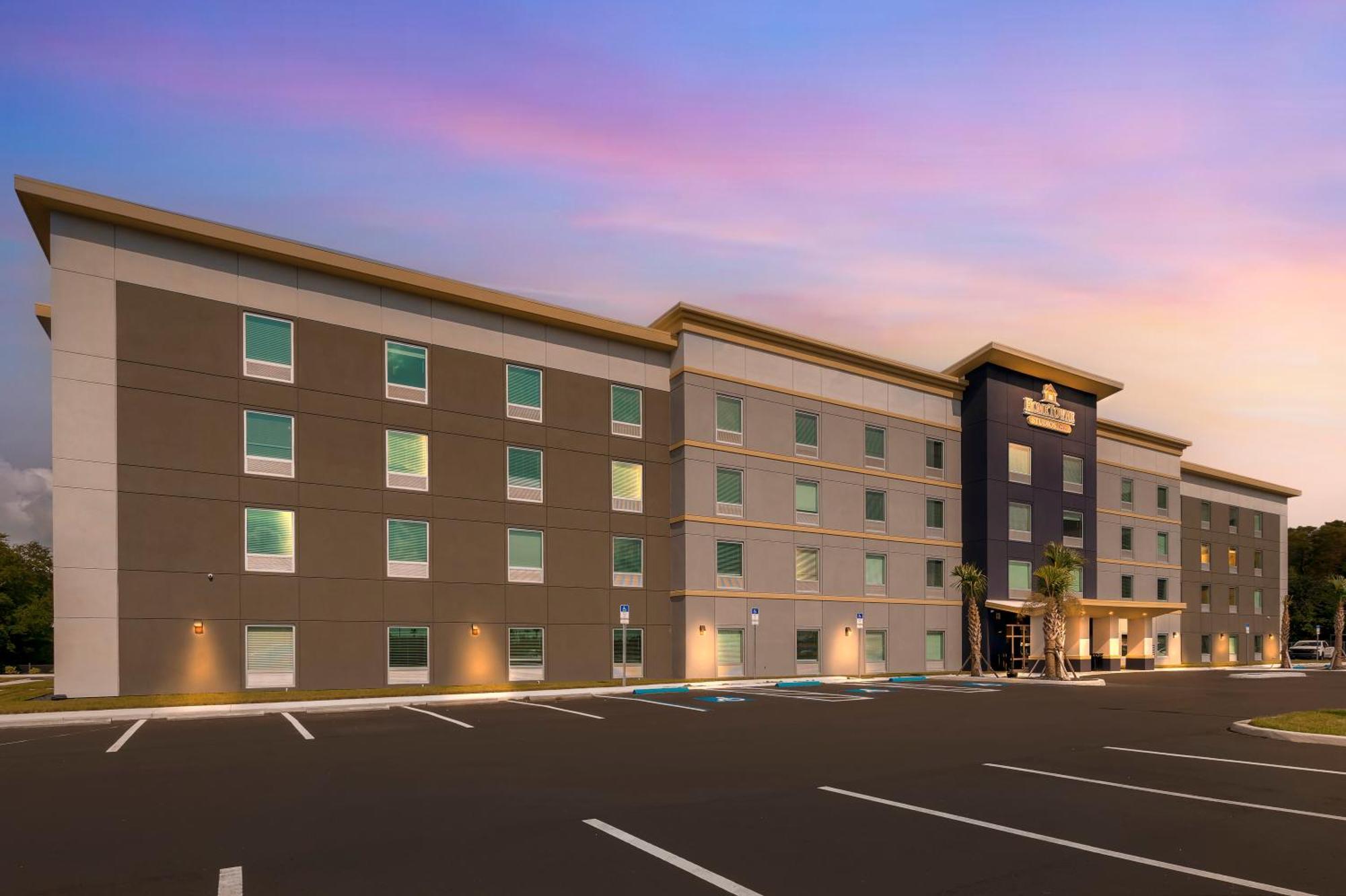 Hometowne Studios By Red Roof Tampa - Airport Exterior photo